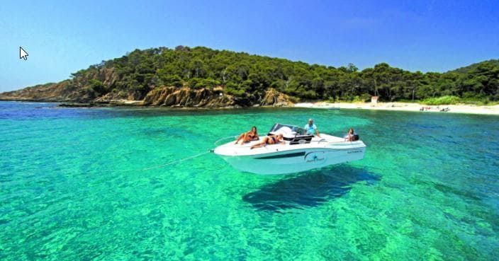 Un barco está flotando sobre un cuerpo de agua.