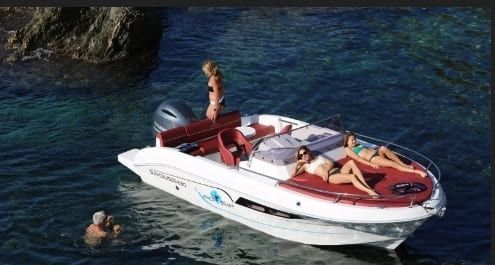 Un grupo de personas está sentada en un barco en el océano.