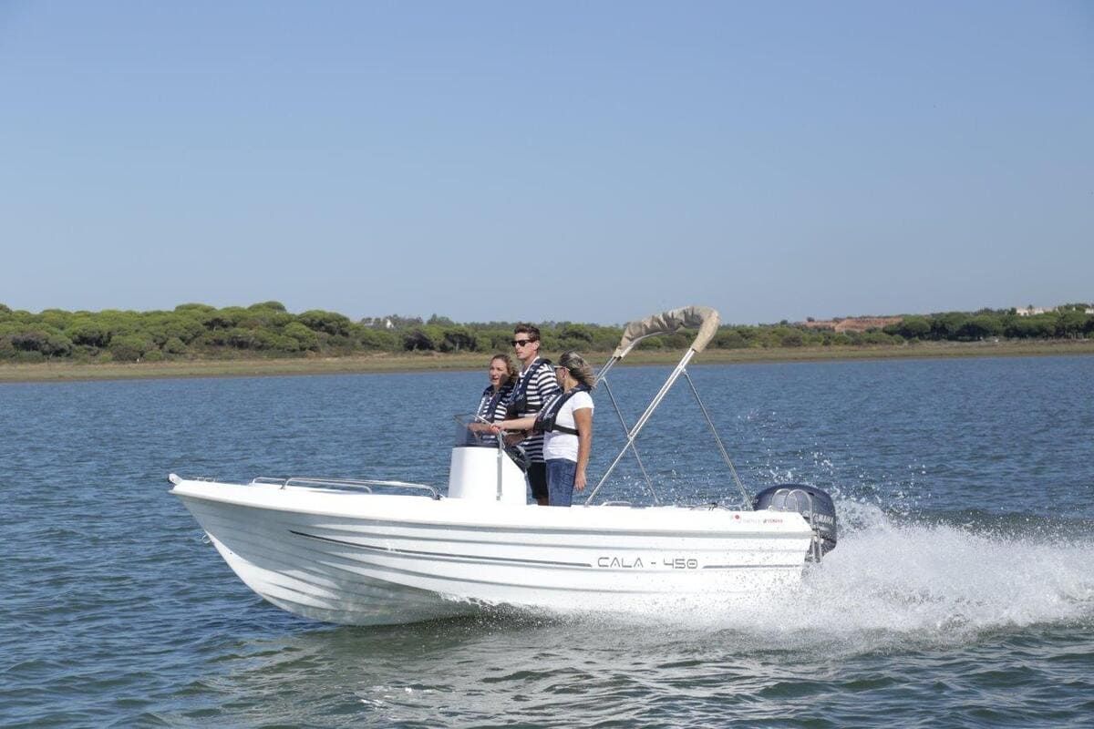 Un grupo de personas está viajando en un bote en un lago.