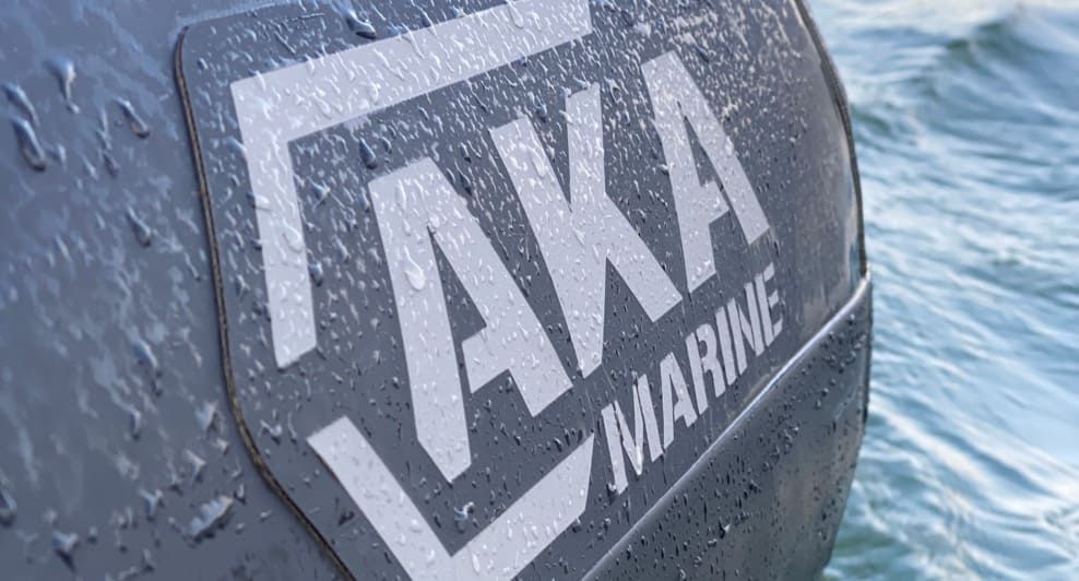 Un primer plano de un motor de barco con el logotipo de Taka Marine.