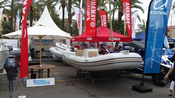 Un barco Yamaha está estacionado frente a una tienda de campaña.