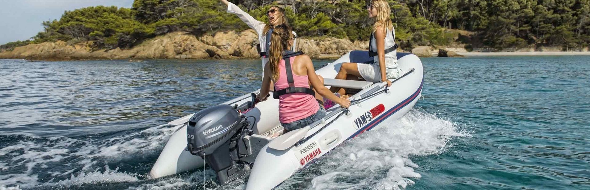 Dos mujeres viajan en un bote en el océano.