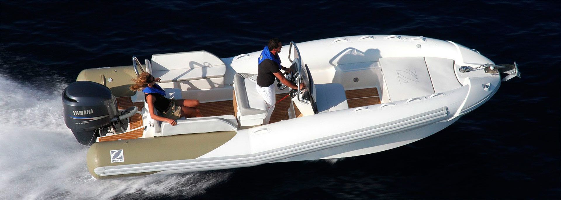 Un barco blanco flota sobre un cuerpo de agua.