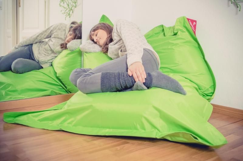 Kundin auf Sitzsack der HDI Dämmstoff-Vertriebs GmbH & Co.KG