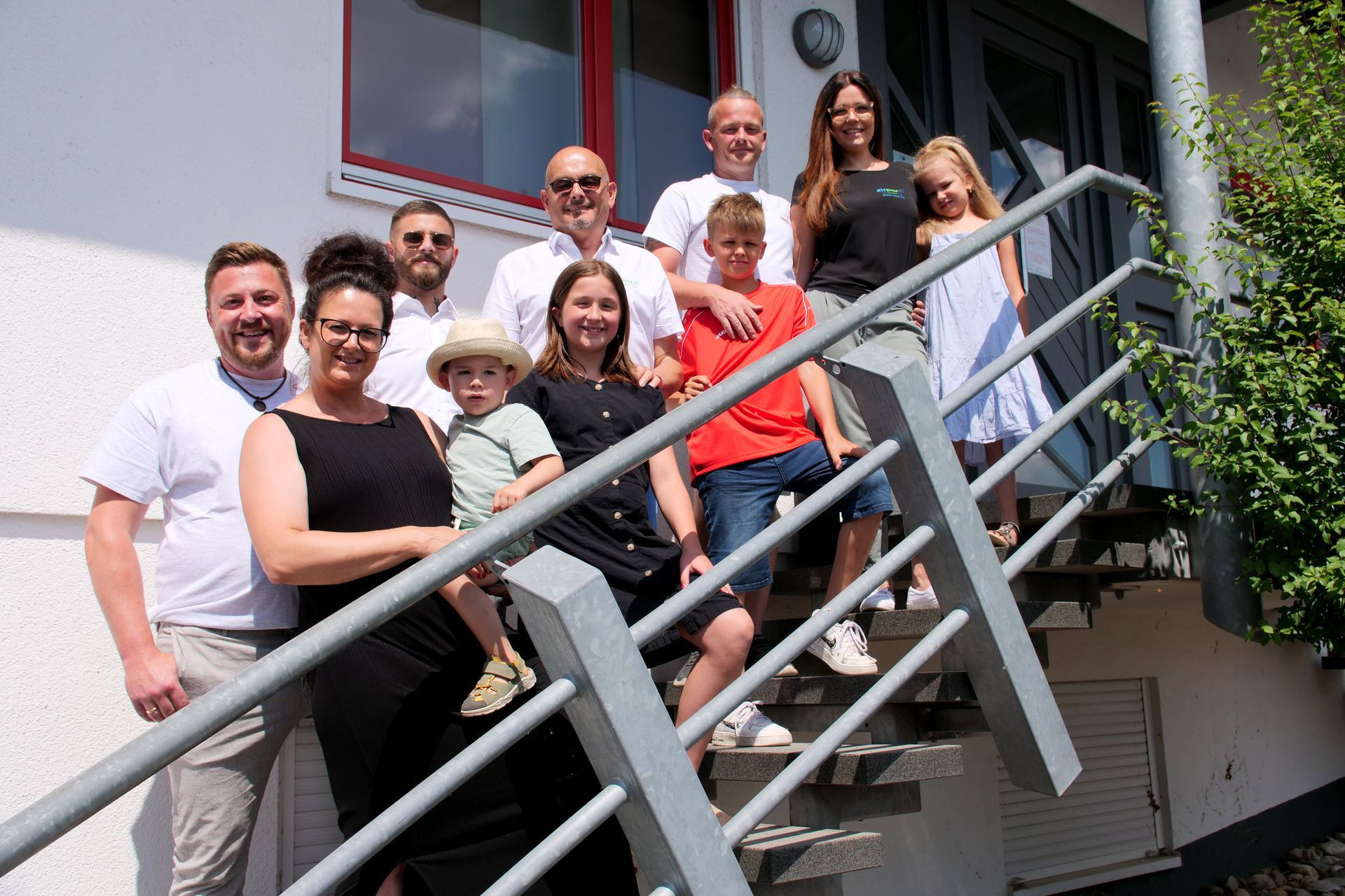 Mitarbeiter der HDI Dämmstoff-Vertriebs GmbH & Co.KG füllt Boden mit Dämmstoff