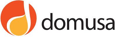 El logotipo de domusa es naranja y amarillo con una llama en el medio.