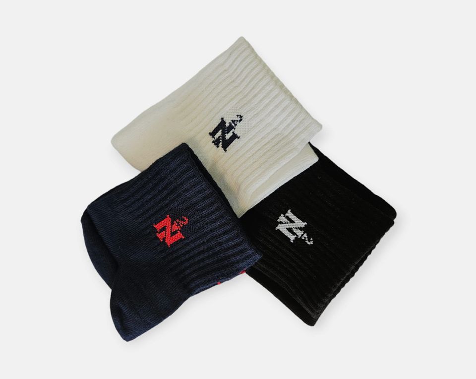 Drei Paar Socken mit Buchstaben darauf