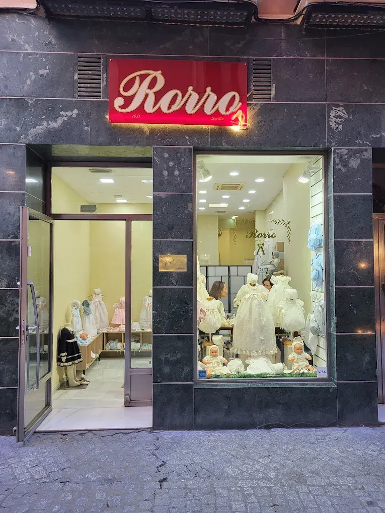 Fachada de tienda con cartel 