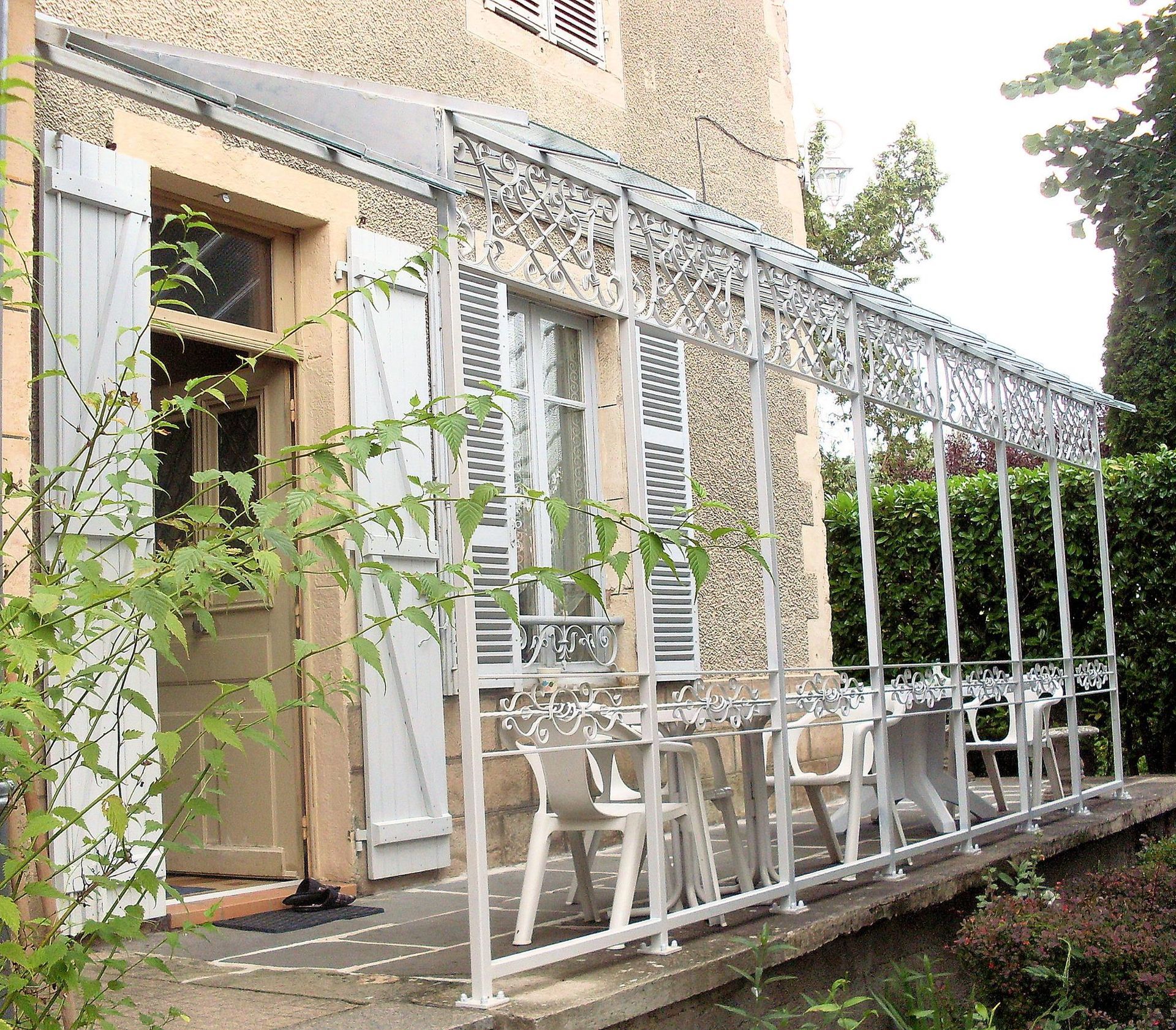 Une pergola en acier à la façade d'une maison