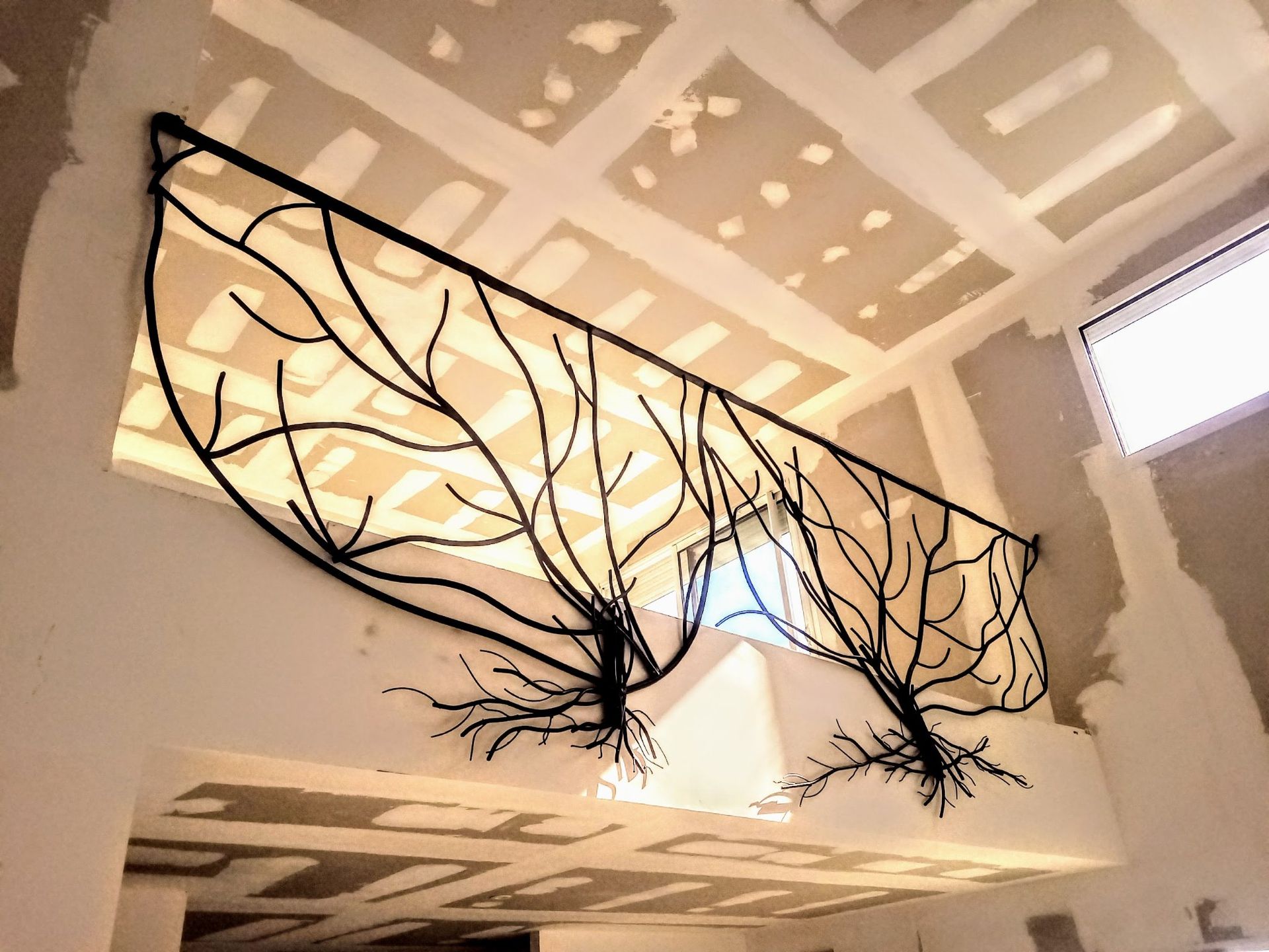 Un garde-corps en acier avec des formes