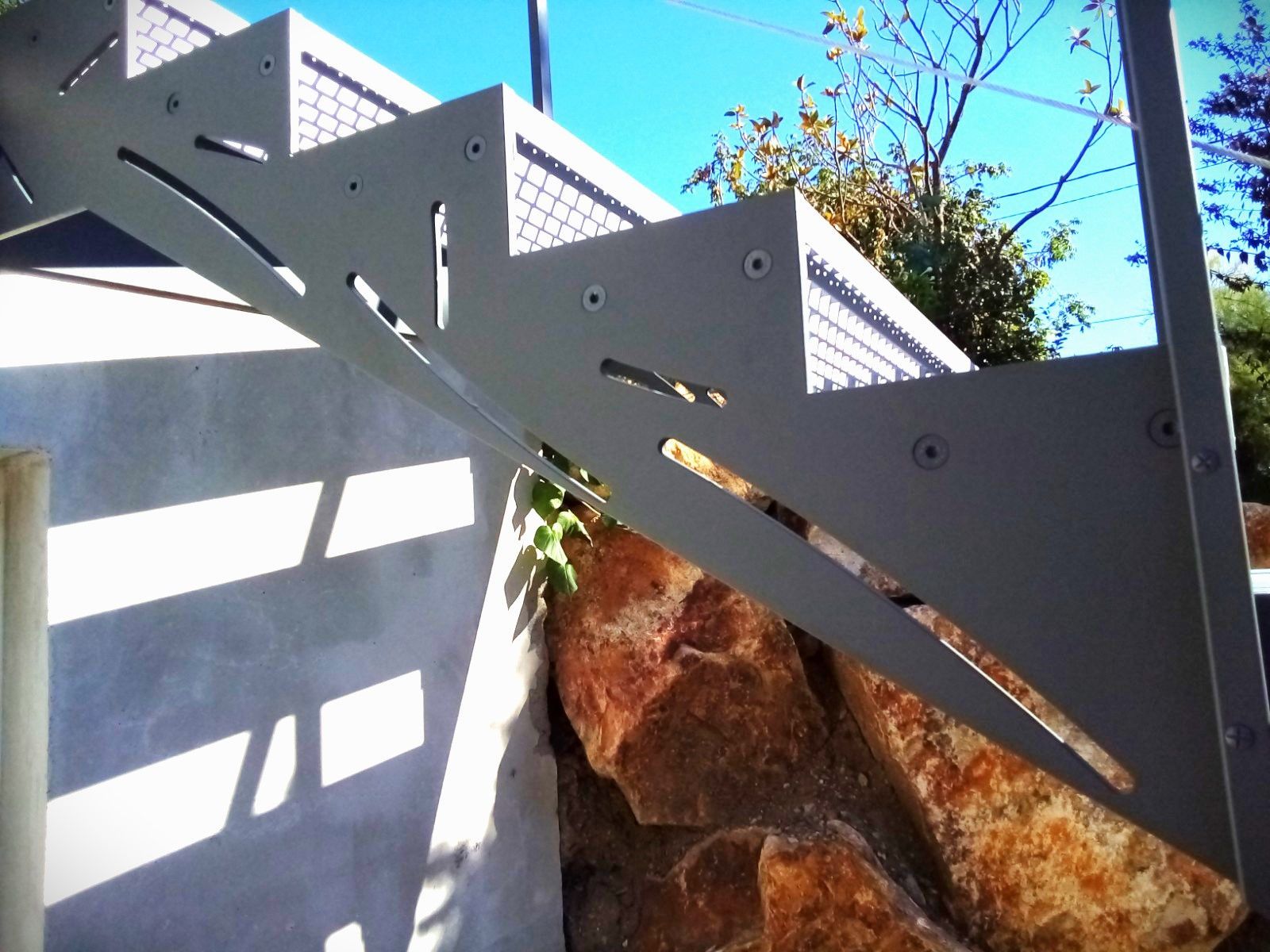 Un escalier extérieur conçu en acier