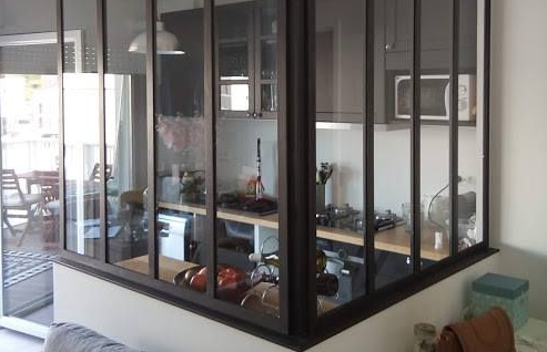 Une verrière séparant la cuisine et le salon