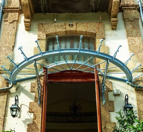 Une marquise devant une porte d'entrée