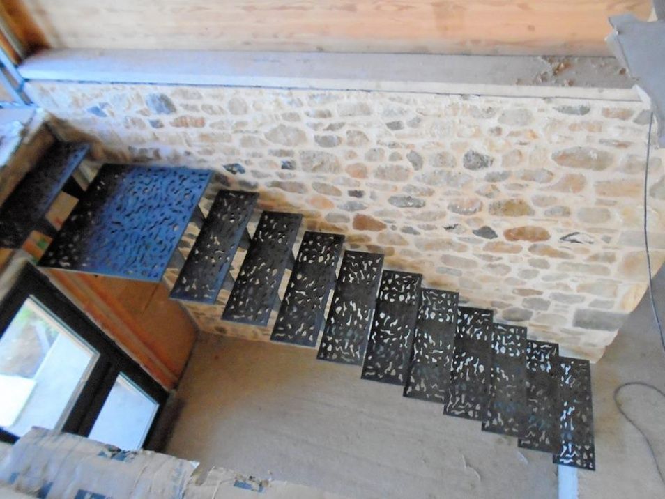 Un escalier intérieur en acier dans le salon