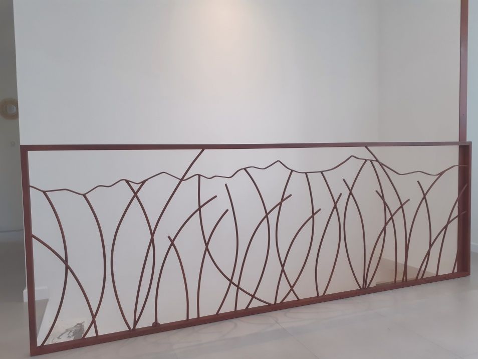 Un garde-corps posé sur une mezzanine