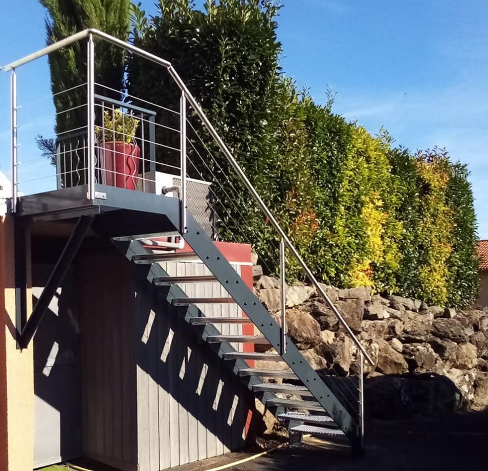 Installation d'un escalier extérieur en matériau acier