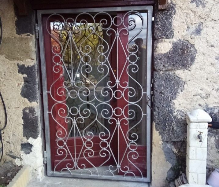 Une grille de défense protégeant une porte d'entrée