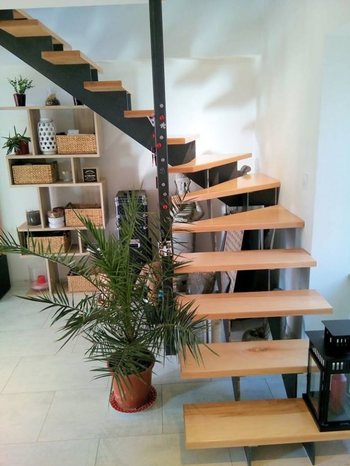 Un escalier en acier et en bois