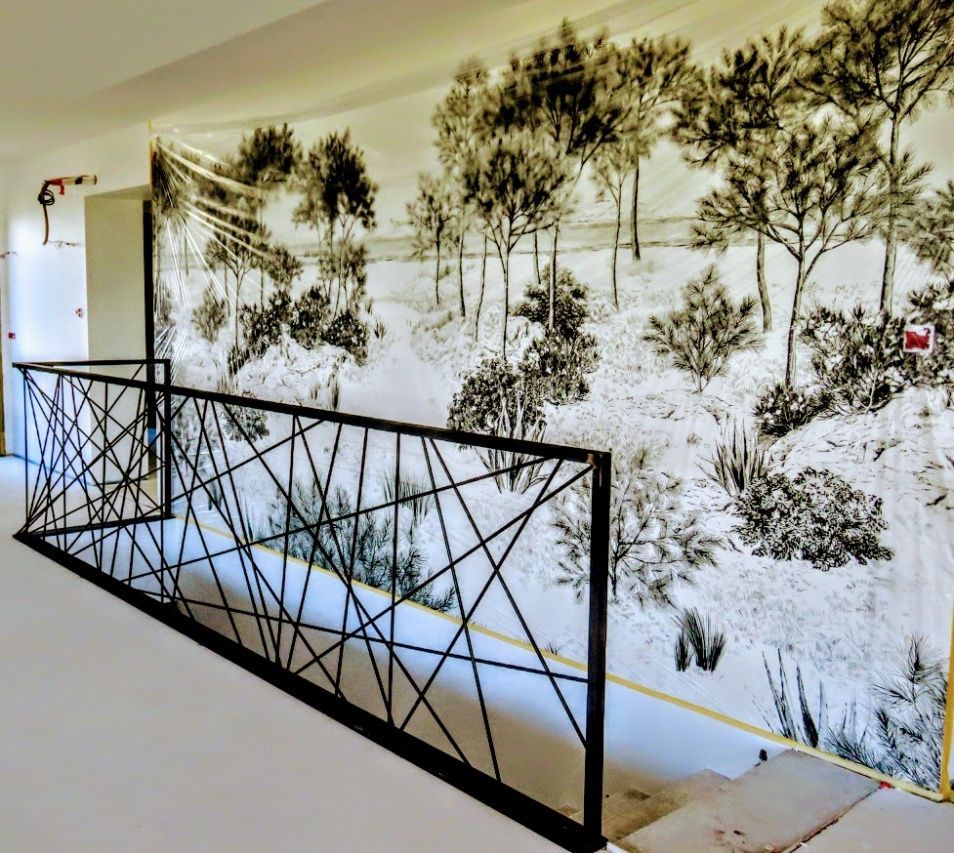 Un garde-corps en métal à l'escalier