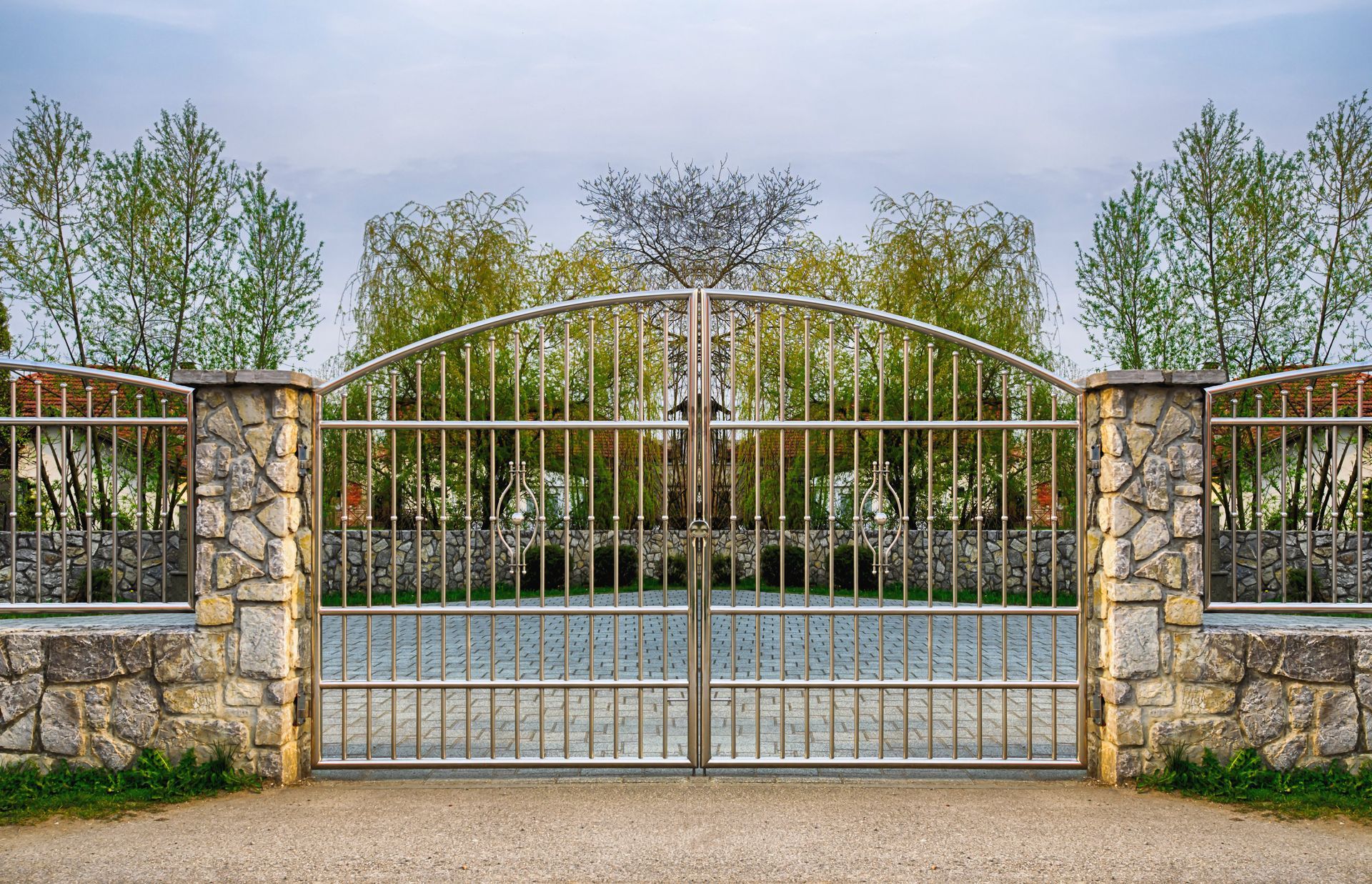Le portail en inox ajouré