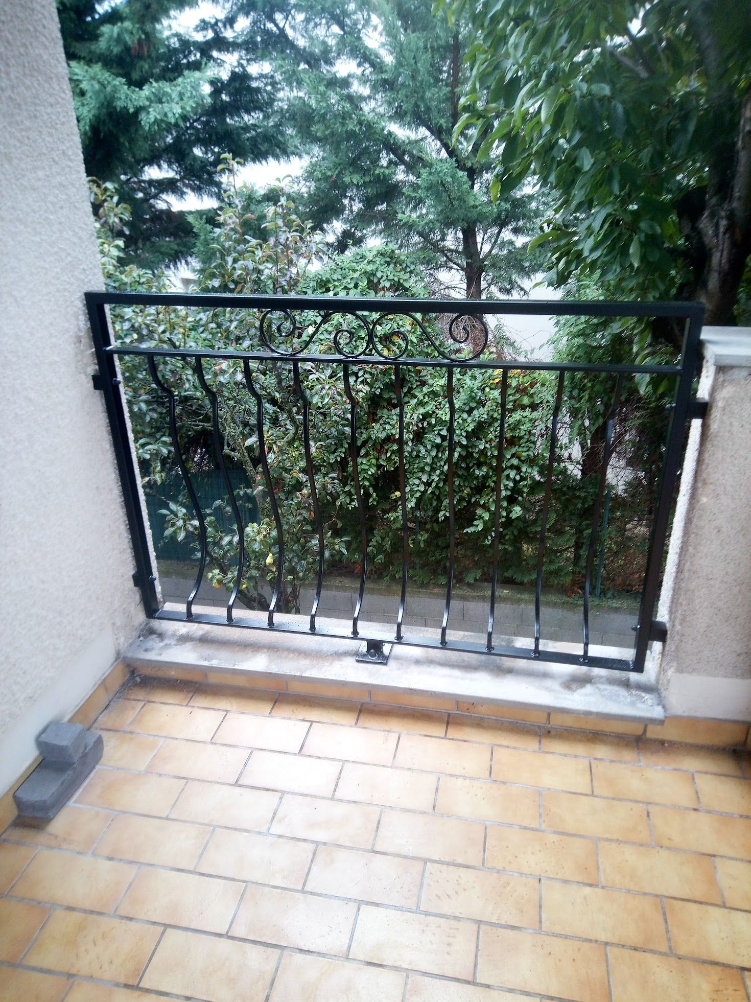 Un garde-corps de couleur noire sur un balcon