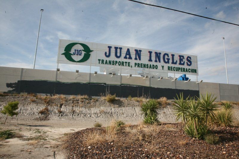 Un gran cartel publicitario al borde de la carretera con el nombre 
