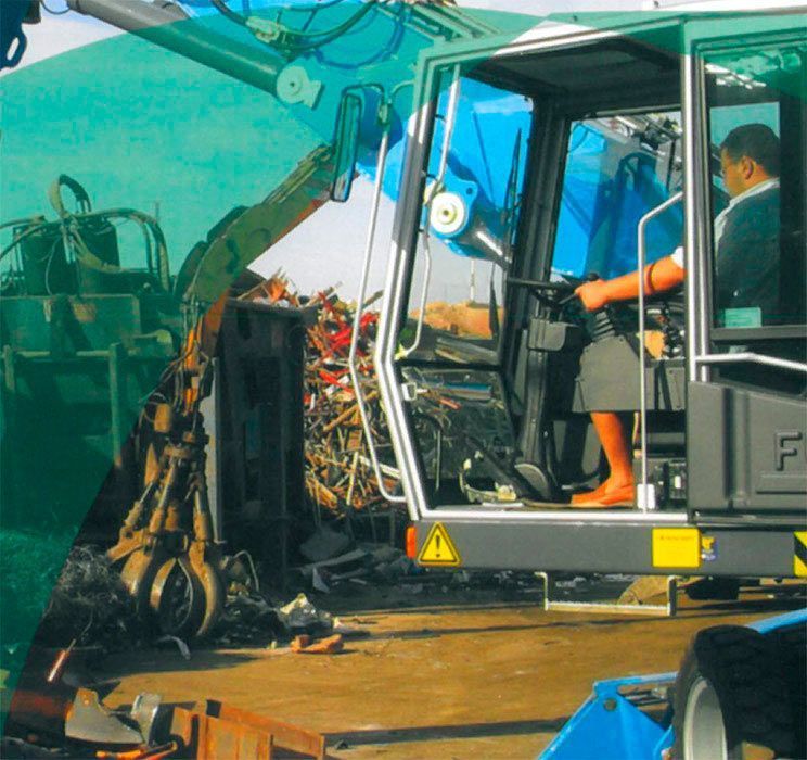 Operador de excavadora en la cabina en una obra de demolición, con otra máquina y escombros cerca.