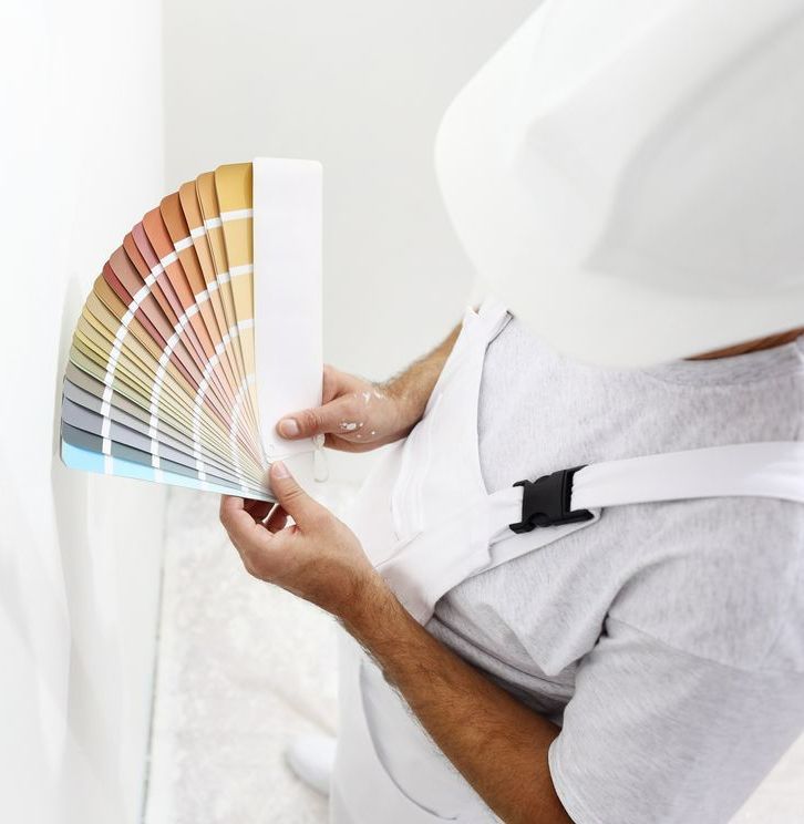 Un homme tenant un jeu de couleur