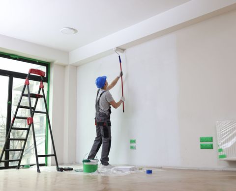 Un homme qui peint un mur