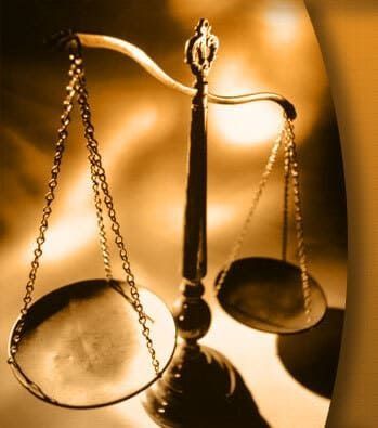 Un primer plano de una balanza de la justicia sobre una mesa.