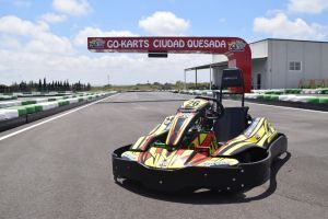 Un kart está estacionado al costado de una pista de carreras.