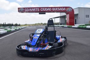 Un kart azul circula por una pista de carreras.