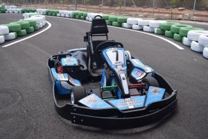 Un kart con el número 1 circula por una pista.