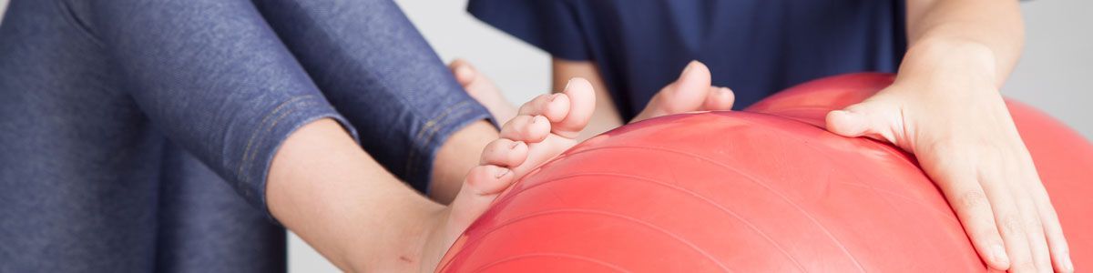 Eine Gruppe von Leuten spielt mit einem roten Ball.