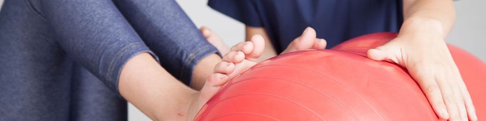 Eine Gruppe von Leuten spielt mit einem roten Ball.