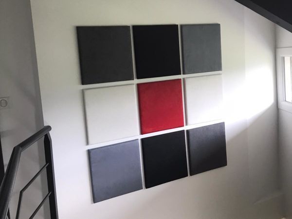 Panneaux acoustiques multicolores posés sur un mur intérieur