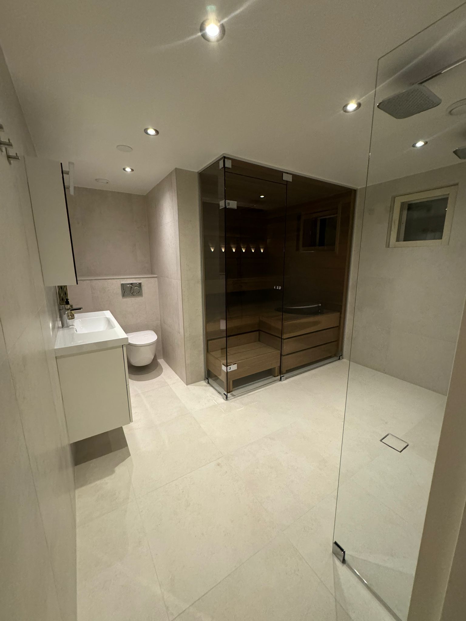 Saunaremontti lasiseinä ja suihkutila märkätilasaneeraus Renomen Oy.