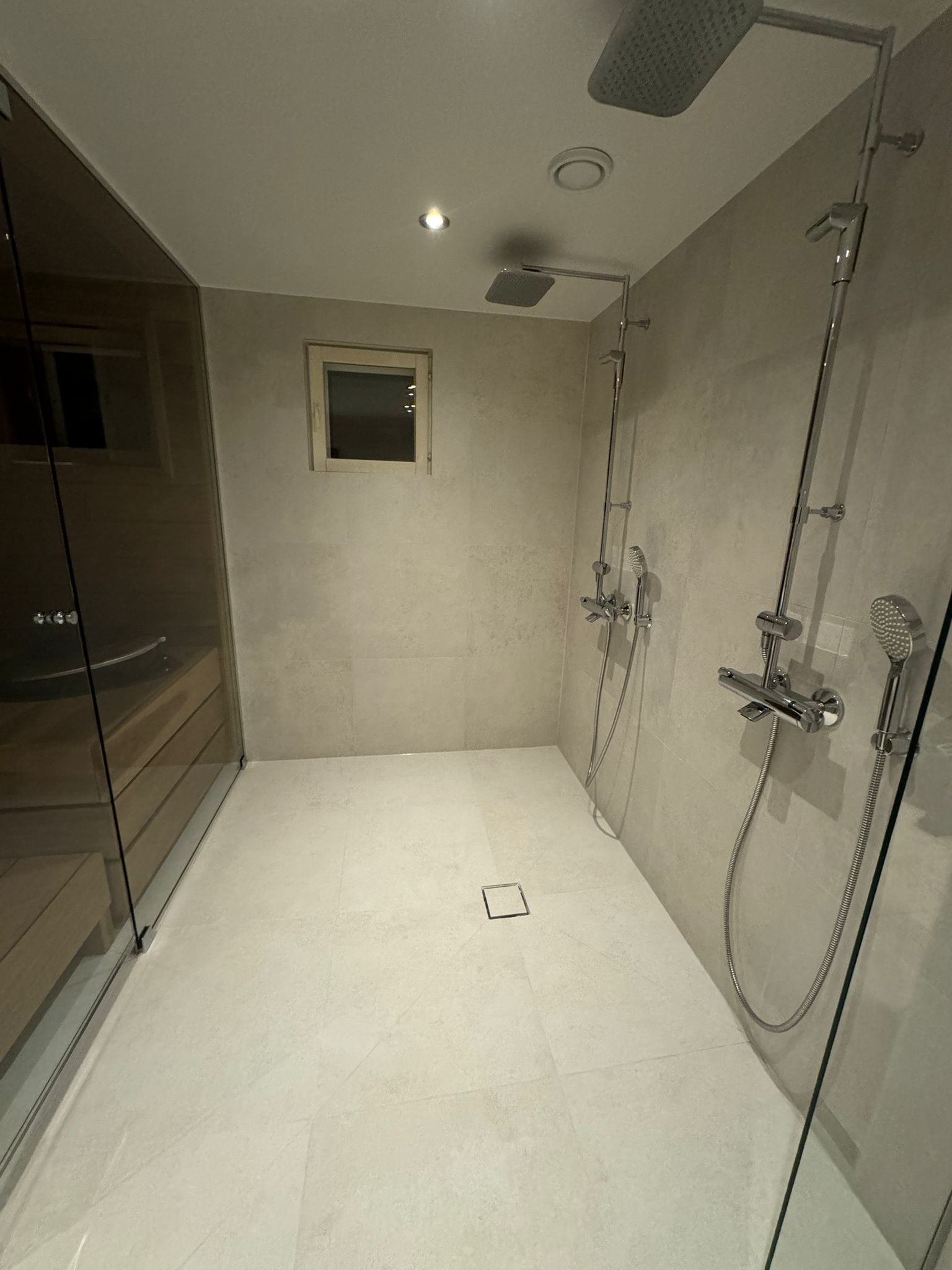 Taloyhtiön kylpyhuonesaneeraus ammattitaidolla – Renomen Oy toteuttaa laadukkaat märkätilat Uudenmaan alueella.