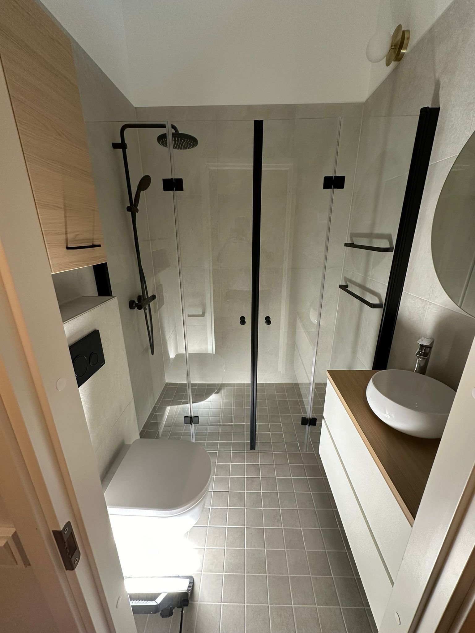 Kylpyhuoneen lasiseinä ja mustat hanat märkätilasaneeraus Renomen Oy.