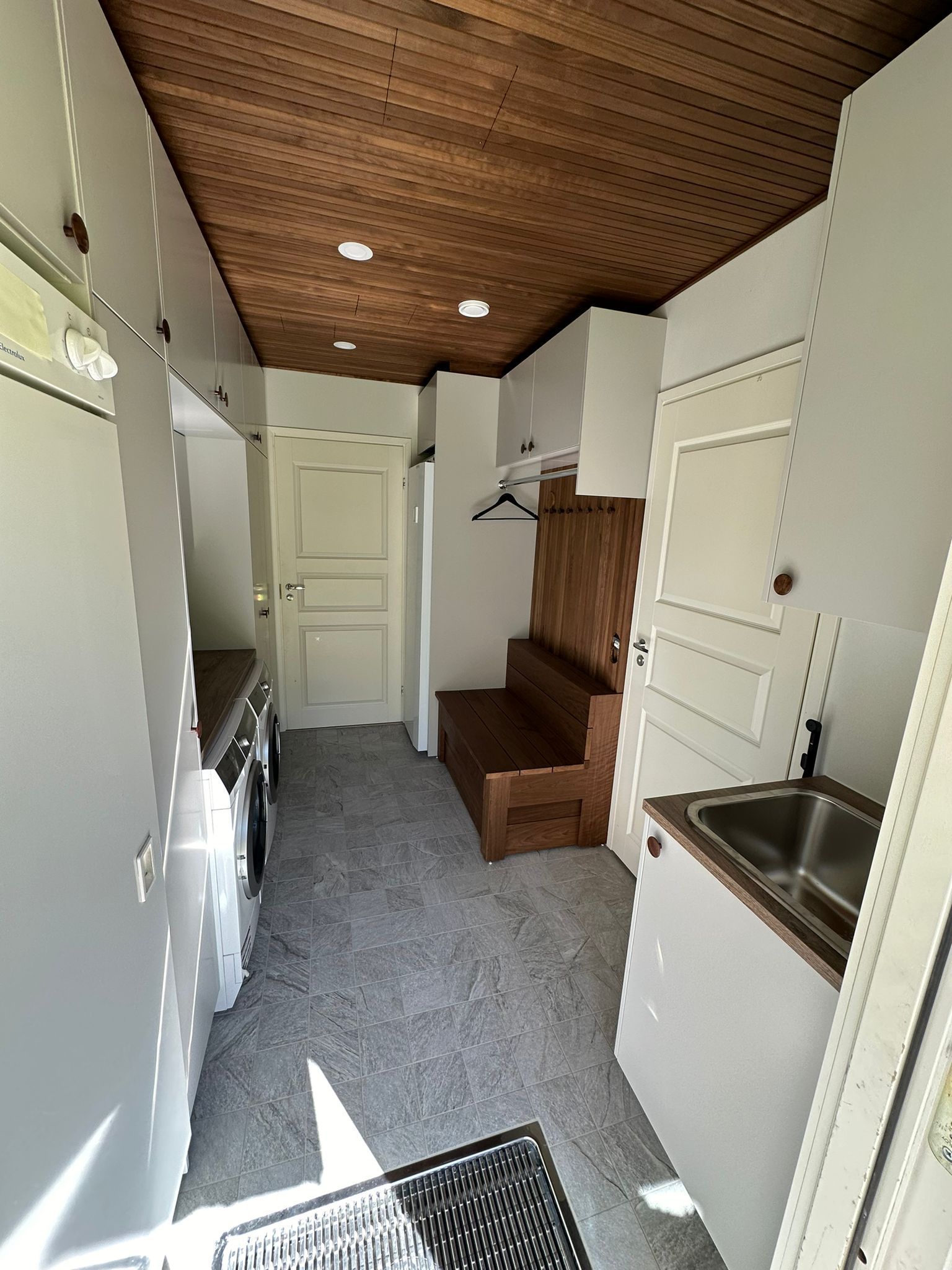 Taloyhtiön kylpyhuonesaneeraus ammattitaidolla – Renomen Oy toteuttaa laadukkaat märkätilat Uudenmaan alueella.