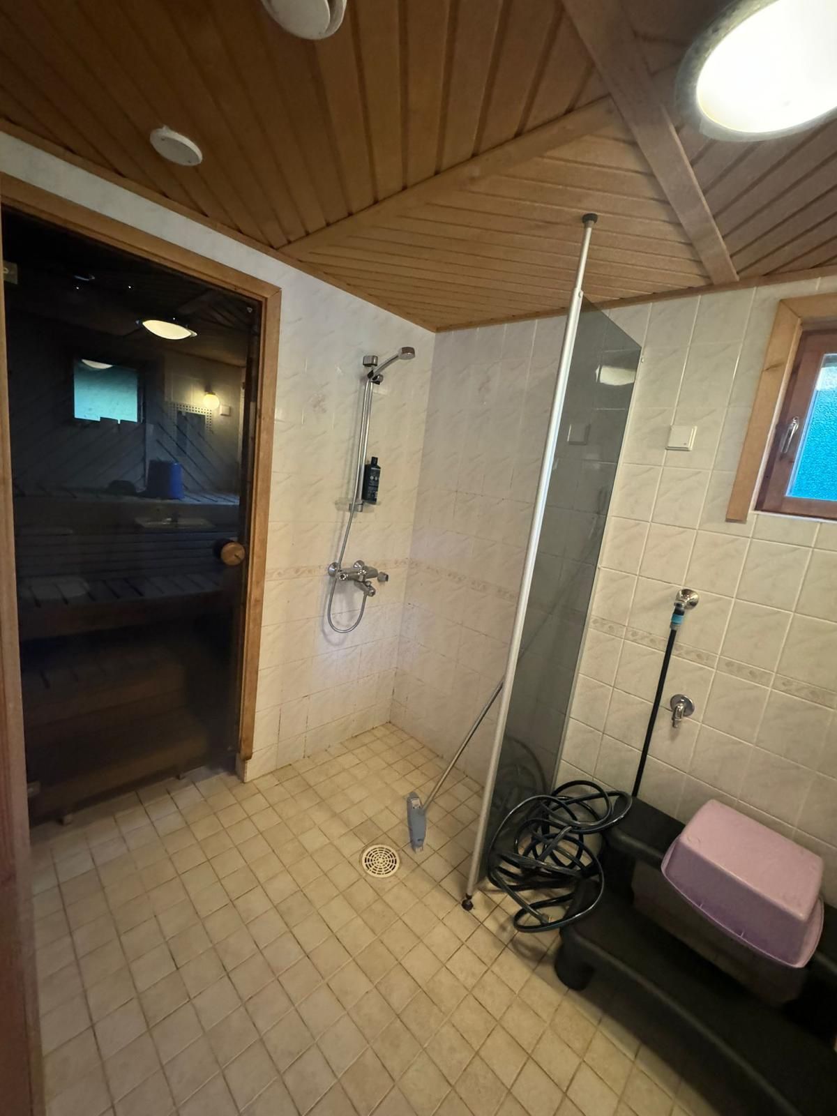 Saunaremontti lasiseinä ja suihkutila märkätilasaneeraus Renomen Oy.