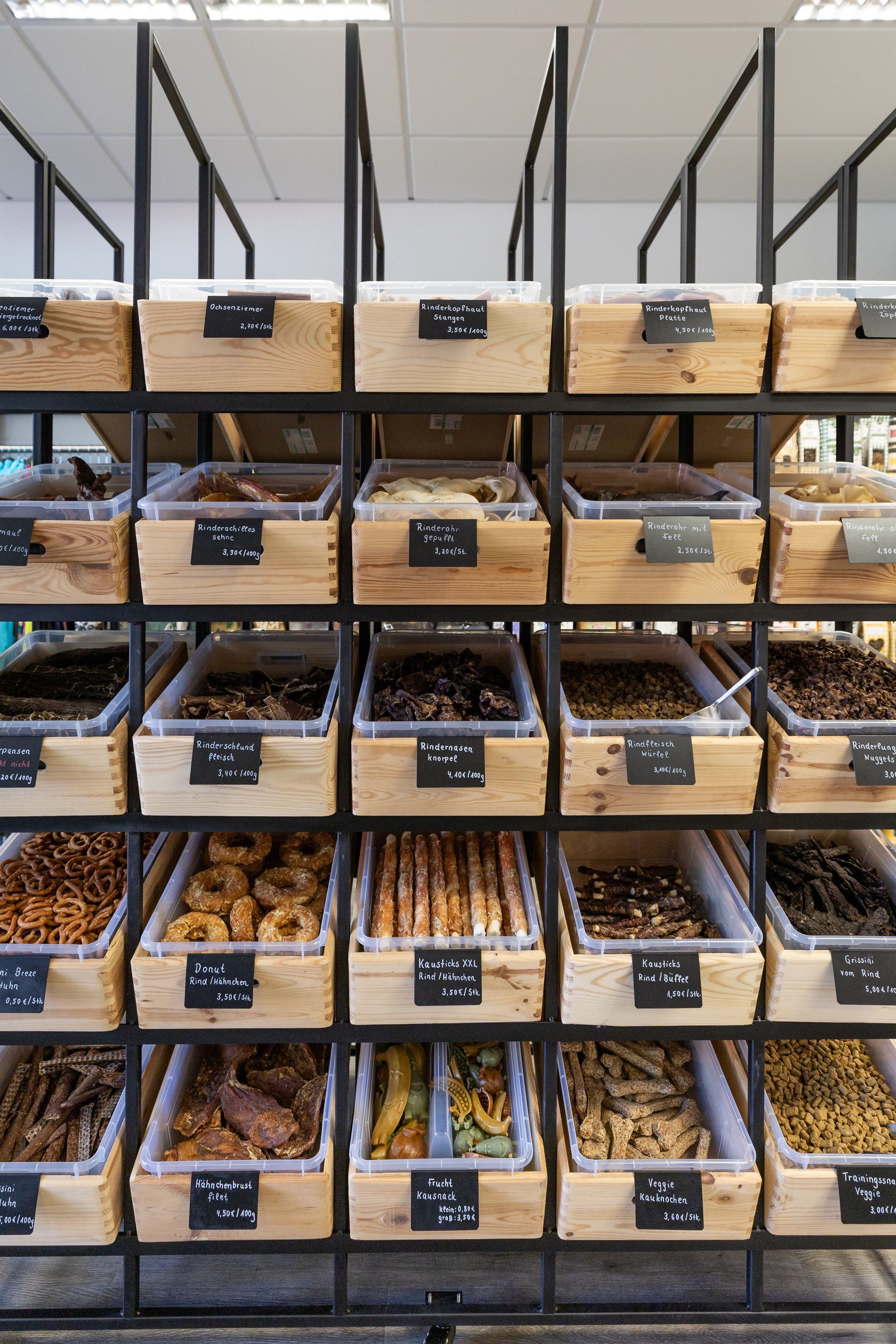 Offene Holzboxen mit Hundeleckerlis – lose Snacks nachhaltig kaufen bei Hundsverruckt Hundenladen