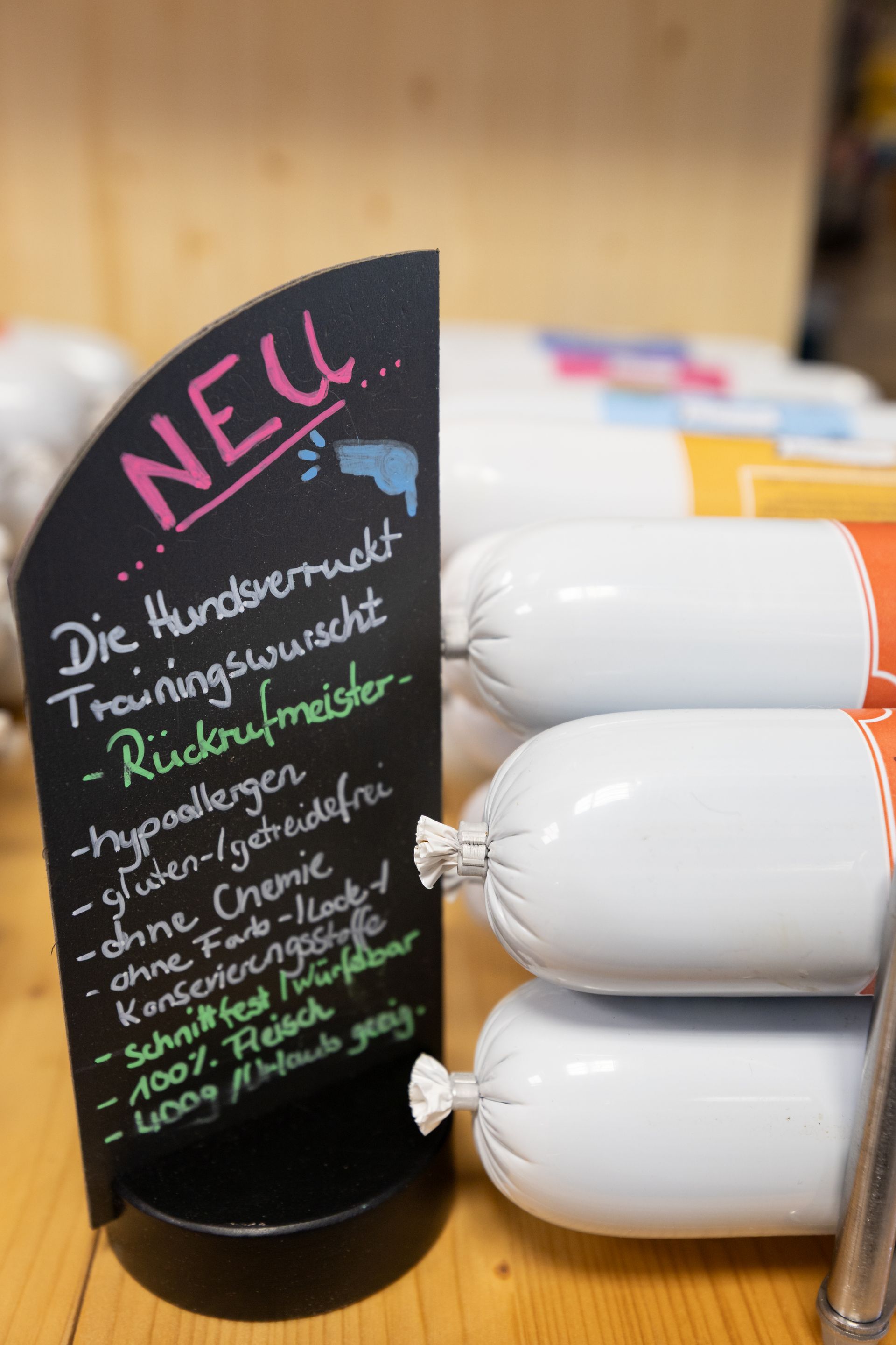 Hunde-Wurst im Naturdarm mit Infotafel – gesunde Hundesnacks bei Hundsverruckt Hundenladen