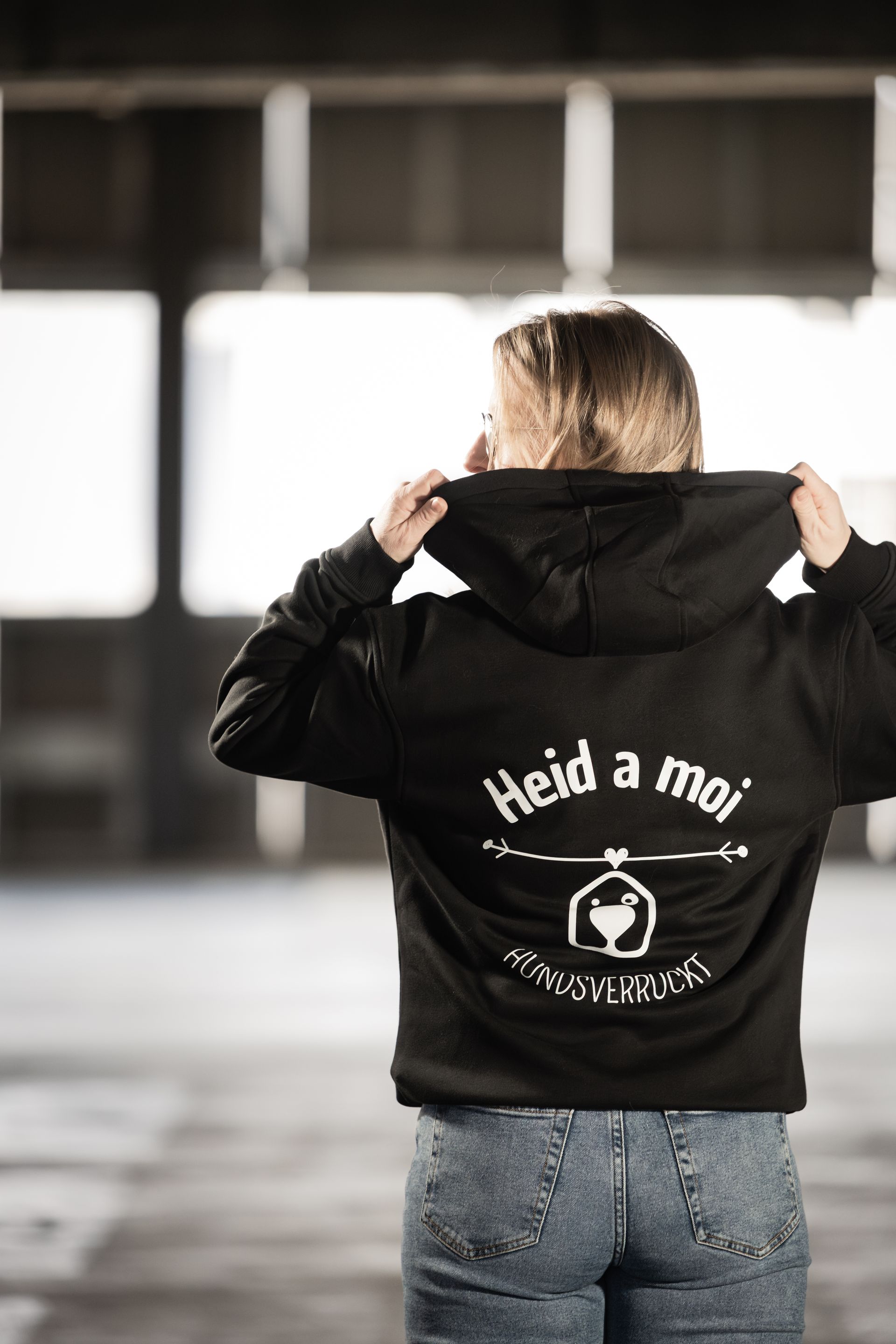 Rückenansicht eines schwarzen Hoodies mit Hunde-Design 