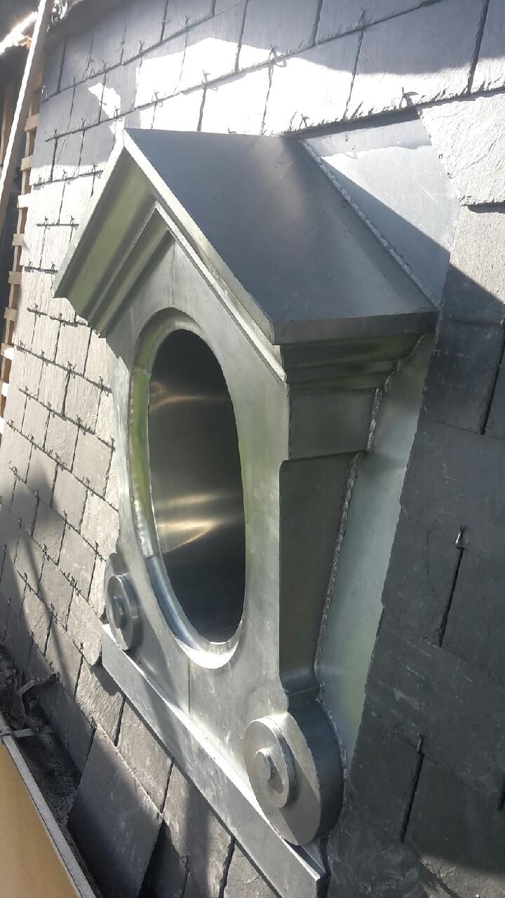 Lucarne entièrement en zinc sur un toit en ardoises