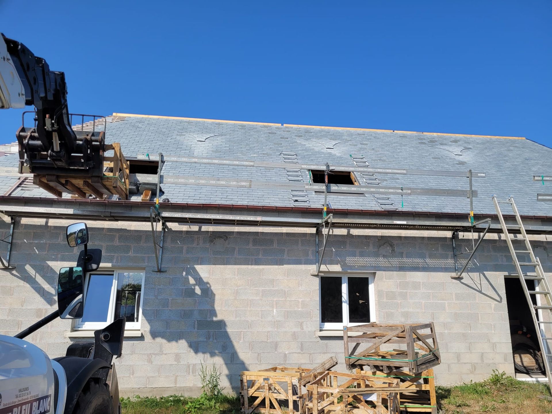 Toiture ardoise avec chevêtres pour Velux en cours de construction