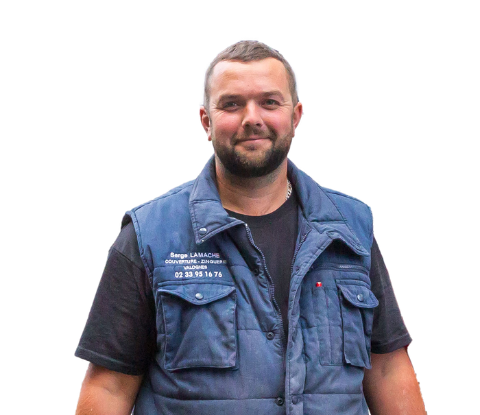 Homme portant un gilet bleu sur une chemise noire
