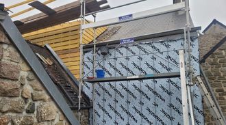 Échafaudage sur un mur en cours d'isolation extérieure