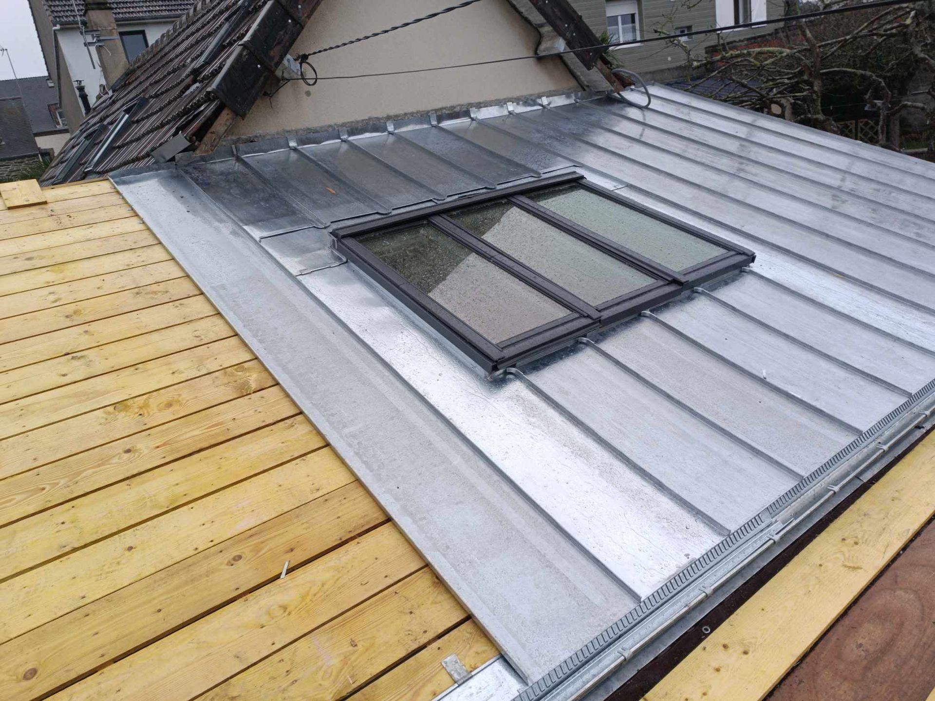 Toiture zinc avec puits de lumière en cours de construction