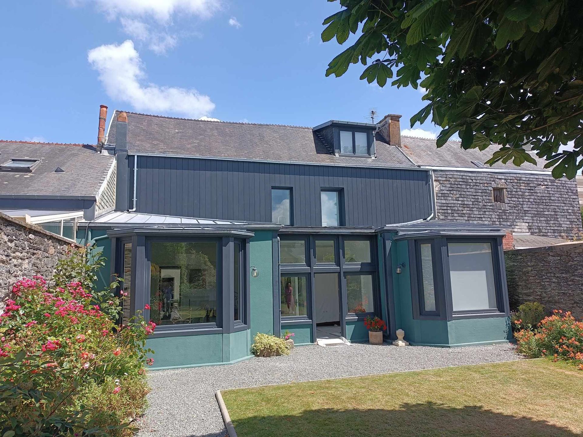 Maison de campagne avec une isolation par l'extérieure et un bardage gris